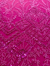 Dantela Couture Fucsia geometriai mintával, gyöngyökkel és flitterekkel